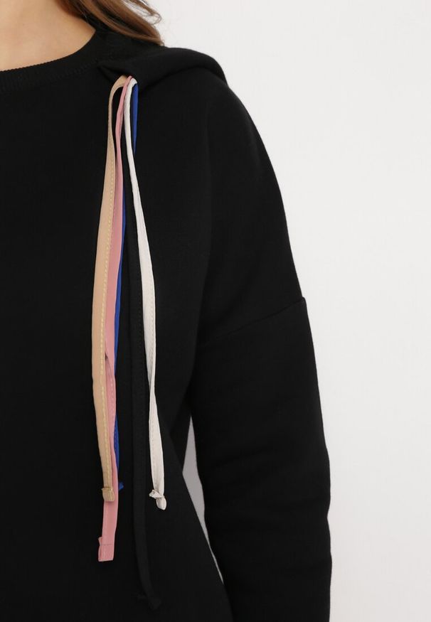 Born2be - Czarna Bluza z Kapturem i Ozdobnymi Sznurkami Cebele. Typ kołnierza: kaptur. Kolor: czarny. Materiał: tkanina, bawełna. Wzór: aplikacja, kolorowy