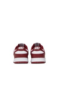 Nike Dunk Low Retro "Team Red" Sneakersy męskie. Okazja: na co dzień. Kolor: biały. Materiał: guma, jeans, skóra. Szerokość cholewki: normalna. Sezon: lato