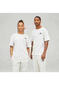Koszulka unisex New Balance UT21503SAH – szara. Kolor: szary. Materiał: dzianina, dresówka, materiał, bawełna. Długość: długie. Wzór: napisy, haft