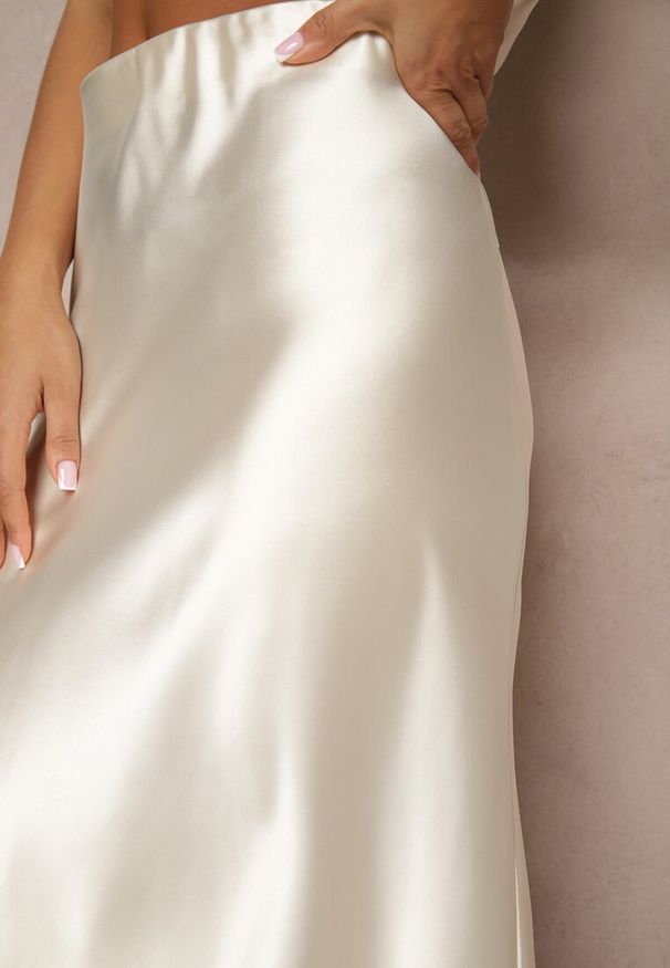 Renee - Jasnobeżowa Spódnica Satynowa High Waist Pillizze. Okazja: na co dzień. Stan: podwyższony. Kolor: beżowy. Materiał: satyna. Styl: elegancki, casual
