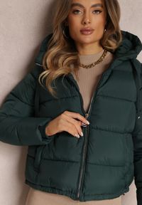 Renee - Ciemnozielona Kurtka Puffer Pikowana z Kapturem Mullen. Typ kołnierza: kaptur. Kolor: zielony. Materiał: jeans. Długość rękawa: długi rękaw. Długość: długie. Sezon: zima, jesień #6