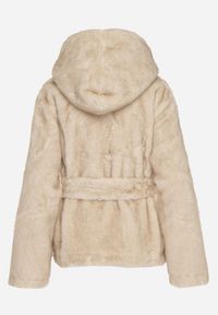 Born2be - Beżowa Kurtka Futerko z Kapturem i Wiązanym Paskiem Zetara. Okazja: na spacer, na co dzień. Typ kołnierza: kaptur. Kolor: beżowy. Materiał: futro. Styl: casual, klasyczny #7