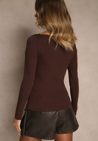 Renee - Brązowa Wiskozowa Bluzka Longsleeve z Dekoltem Typu Łódka Zaide. Kolor: brązowy. Materiał: wiskoza. Długość rękawa: długi rękaw. Styl: sportowy