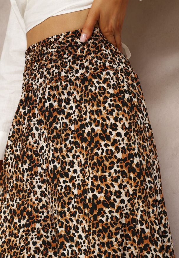 Renee - Brązowe Szerokie Spodnie o Długości 7/8 w Panterkę Rhina. Stan: podwyższony. Kolor: brązowy. Materiał: wiskoza, tkanina. Wzór: motyw zwierzęcy