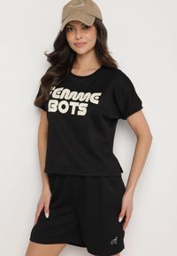 Born2be - Czarny T-shirt Ozdobiony Napisem Devenee. Okazja: na co dzień. Kolor: czarny. Materiał: jeans. Wzór: napisy, aplikacja. Styl: klasyczny, casual #5