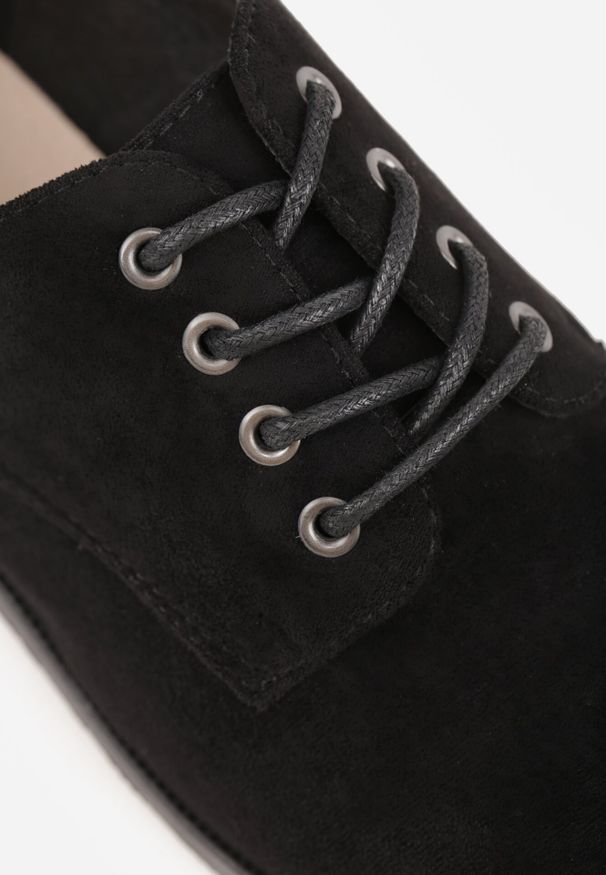 Born2be - Czarne Półbuty Oksfordki z Imitacji Zamszu Yotella. Okazja: na spotkanie biznesowe, na co dzień. Kolor: czarny. Materiał: zamsz. Szerokość cholewki: normalna. Obcas: na obcasie. Styl: biznesowy, klasyczny, casual. Wysokość obcasa: niski