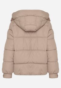 Born2be - Beżowa Kurtka Puffer o Fasonie Oversize z Kapturem i Naszywką Azirva. Okazja: na co dzień. Typ kołnierza: kaptur. Kolor: beżowy. Materiał: dzianina. Wzór: aplikacja. Styl: sportowy, casual