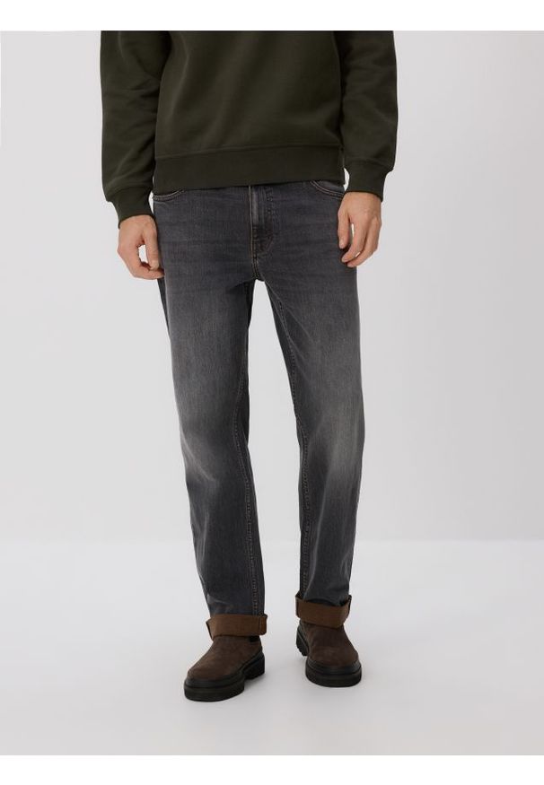 Reserved - Jeansy straight z efektem sprania - czarny. Kolor: czarny