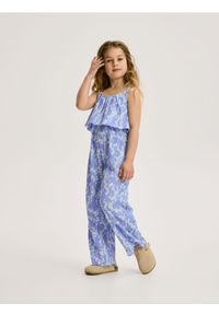 Reserved - Kombinezon w kwiaty - niebieski. Kolor: niebieski. Materiał: tkanina. Wzór: kwiaty. Typ sukienki: proste #1