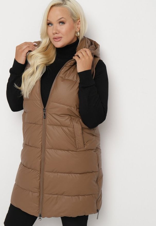 Born2be - Brązowa Pikowana Kamizelka z Kapturem na Suwak i Napy Timella. Okazja: na spacer, na co dzień. Typ kołnierza: kaptur. Kolekcja: plus size. Kolor: brązowy. Materiał: jeans. Wzór: aplikacja. Styl: elegancki, casual, klasyczny