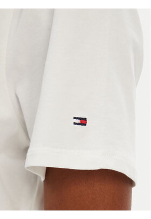 TOMMY HILFIGER - Tommy Hilfiger T-Shirt 1985 WW0WW37877 Biały Regular Fit. Kolor: biały. Materiał: bawełna