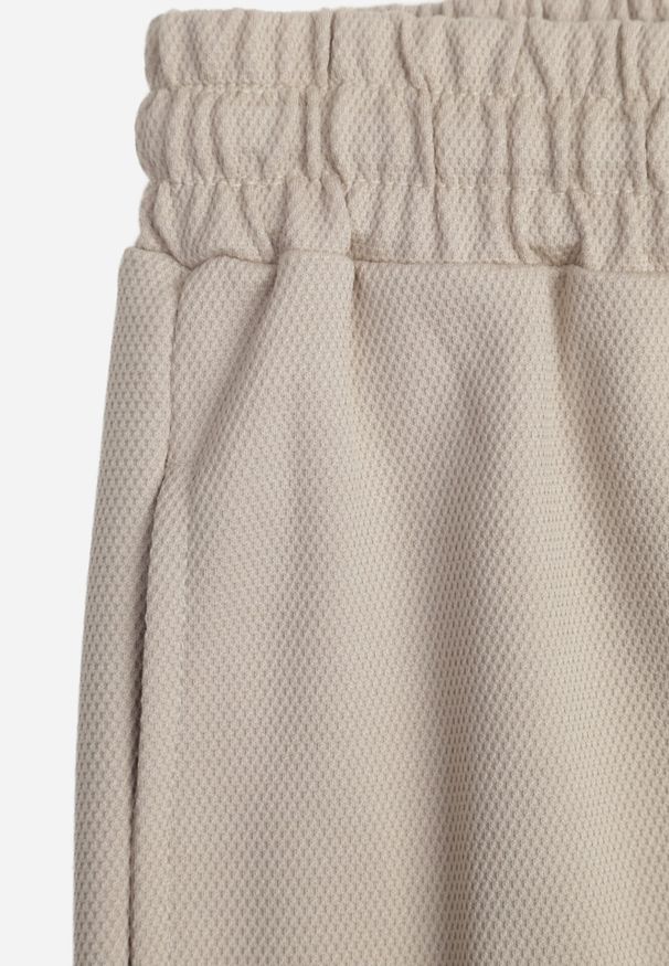 Born2be - Beżowe Szorty Dresowe z Bawełną i Sznurkami Leofiel. Okazja: na co dzień, na spacer. Kolor: beżowy. Materiał: bawełna, dresówka. Wzór: napisy. Styl: klasyczny, casual