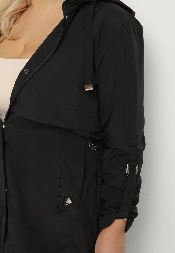 Born2be - Czarna Kurtka Parka Taliowana Ohlina. Kolekcja: plus size. Kolor: czarny. Styl: elegancki