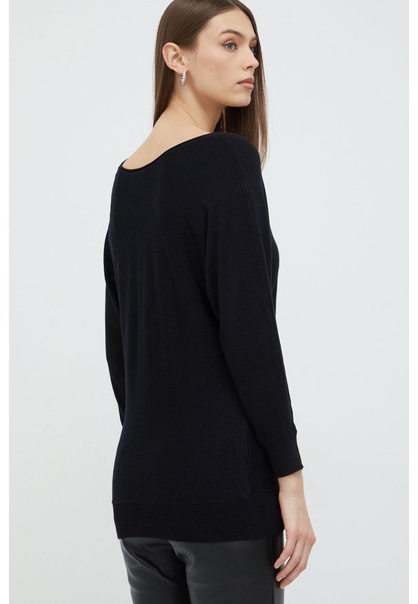 Guess sweter damski kolor czarny lekki. Okazja: na co dzień. Kolor: czarny. Materiał: materiał, wiskoza. Długość rękawa: raglanowy rękaw. Wzór: aplikacja. Styl: casual