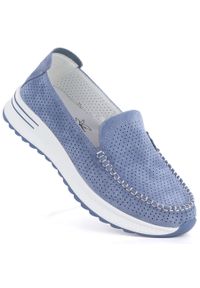 Skórzane mokasyny na grubej podeszwie ażurowe niebieskie Jezzi 9793. Kolor: niebieski. Materiał: skóra. Szerokość cholewki: normalna. Wzór: ażurowy #1