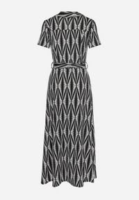 Born2be - Czarna Sukienka Koszulowa w Geometryczny Wzór Zapinana na Guziki z Materiałowym Paskiem Thilea. Okazja: na spotkanie biznesowe. Kolor: czarny. Materiał: materiał. Wzór: geometria. Typ sukienki: koszulowe. Styl: biznesowy #6