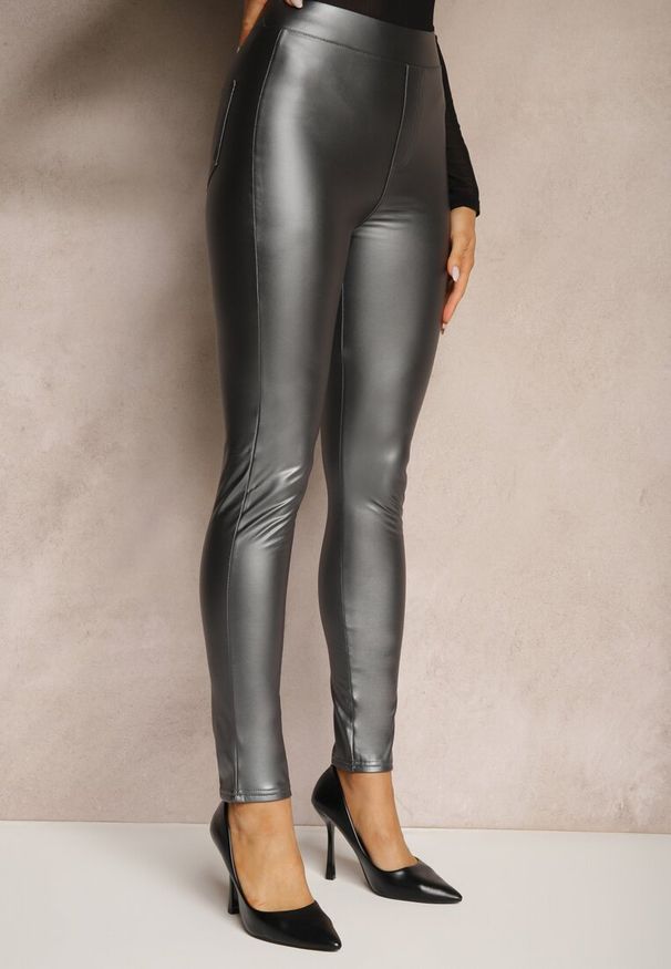 Renee - Ciemnoszare Legginsy z Imitacji Skóry High Waist Ozdobione Wsuwanymi Kieszeniami Valerievia. Stan: podwyższony. Kolor: szary. Materiał: skóra. Wzór: aplikacja. Sezon: zima