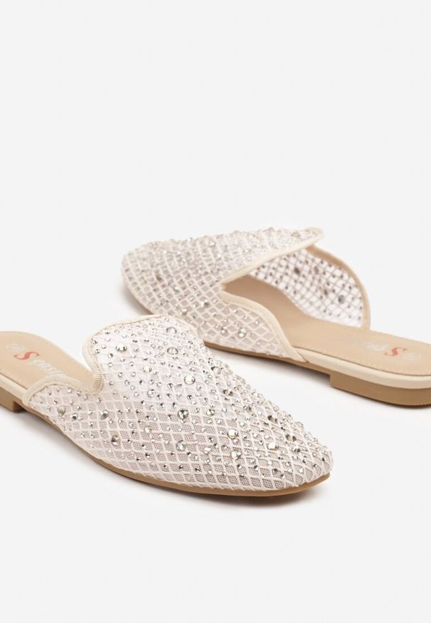 Renee - Beżowe Klapki Typu Mule na Płaskiej Podeszwie z Cyrkoniami Daniora. Okazja: na co dzień. Kolor: beżowy. Materiał: jeans. Wzór: aplikacja. Sezon: lato. Obcas: na płaskiej podeszwie. Styl: casual, elegancki
