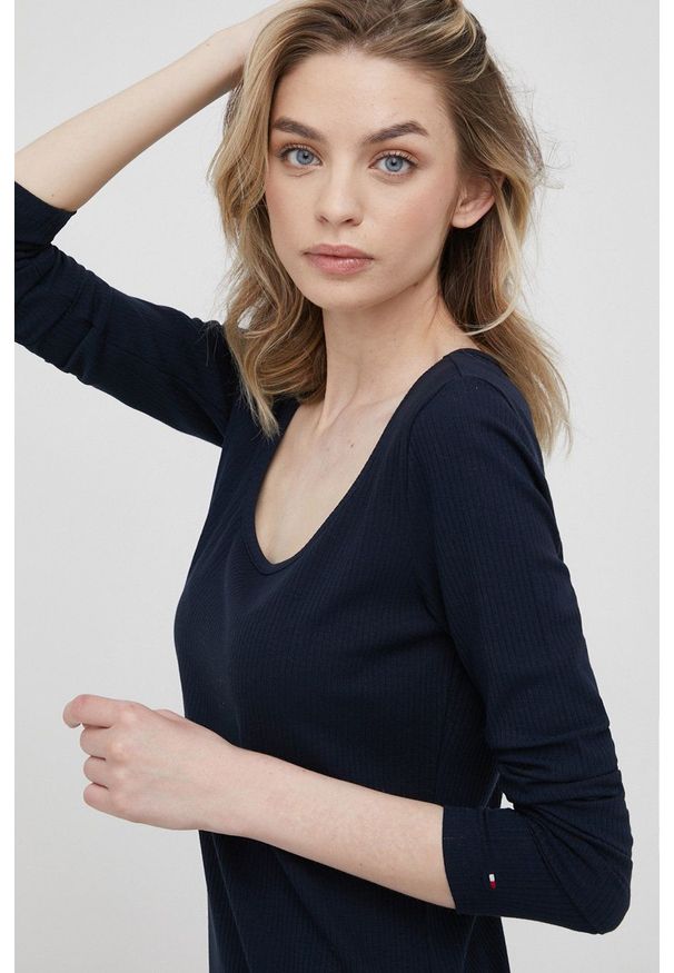 TOMMY HILFIGER - Tommy Hilfiger sukienka kolor granatowy midi prosta. Okazja: na co dzień. Kolor: niebieski. Materiał: włókno, materiał, dzianina. Długość rękawa: długi rękaw. Wzór: gładki. Typ sukienki: proste. Styl: casual. Długość: midi