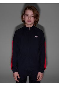 4f - 4F Bluza sportowa rozpinana bez kaptura chłopięca - czarna 158/164 (12-14 lat). Okazja: na co dzień. Typ kołnierza: bez kaptura. Kolor: czarny. Materiał: dzianina, włókno, syntetyk, materiał, elastan. Długość rękawa: raglanowy rękaw. Wzór: gładki, ze splotem, jednolity. Sezon: lato. Styl: sportowy