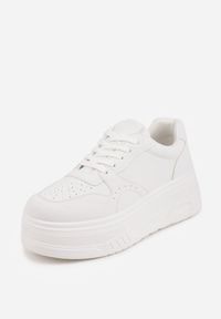 Renee - Białe Sneakersy VICES na Grubej Podeszwie Zdobione Perforacją przy Nosku Riosina. Kolor: biały. Materiał: jeans, koronka. Wzór: aplikacja #6