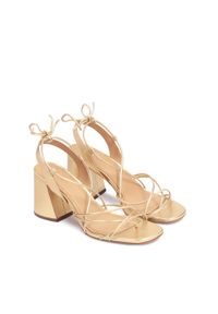 Kazar - Złote sandały na słupku wiązane wokół łydki. Zapięcie: pasek. Kolor: złoty. Materiał: skóra. Wzór: paski. Obcas: na słupku. Styl: klasyczny #2