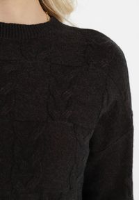 Born2be - Czarny Sweter o Warkoczowym Splocie z Okrągłym Dekoltem Selinera. Kolor: czarny. Materiał: dzianina. Wzór: ze splotem. Styl: klasyczny #3