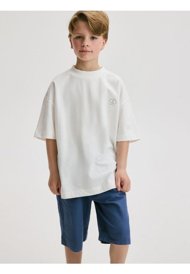 Reserved - T-shirt oversize z haftem - złamana biel. Materiał: dzianina. Wzór: haft