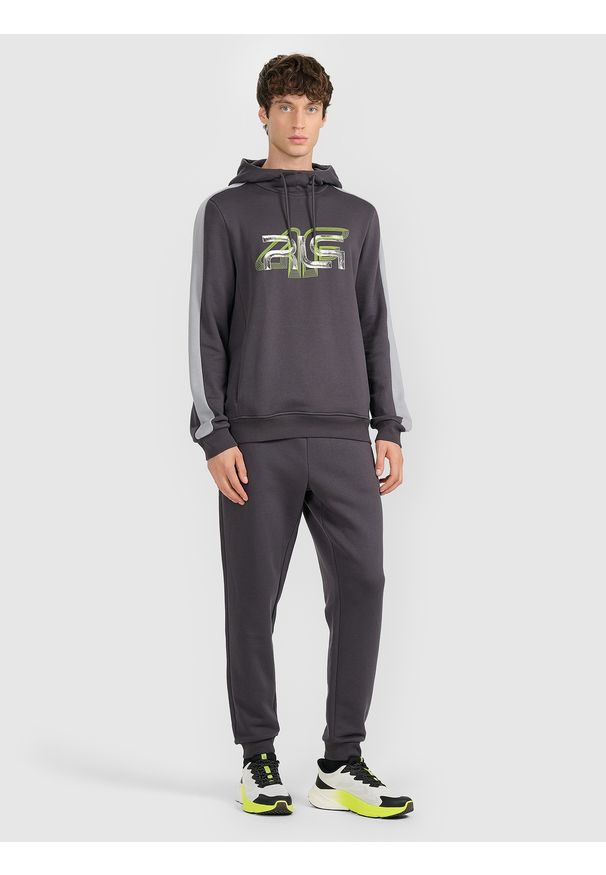 4f - 4F Spodnie dresowe joggery męskie 4F x Robert Lewandowski - szare M. Kolor: szary. Materiał: dresówka. Wzór: aplikacja. Sport: fitness