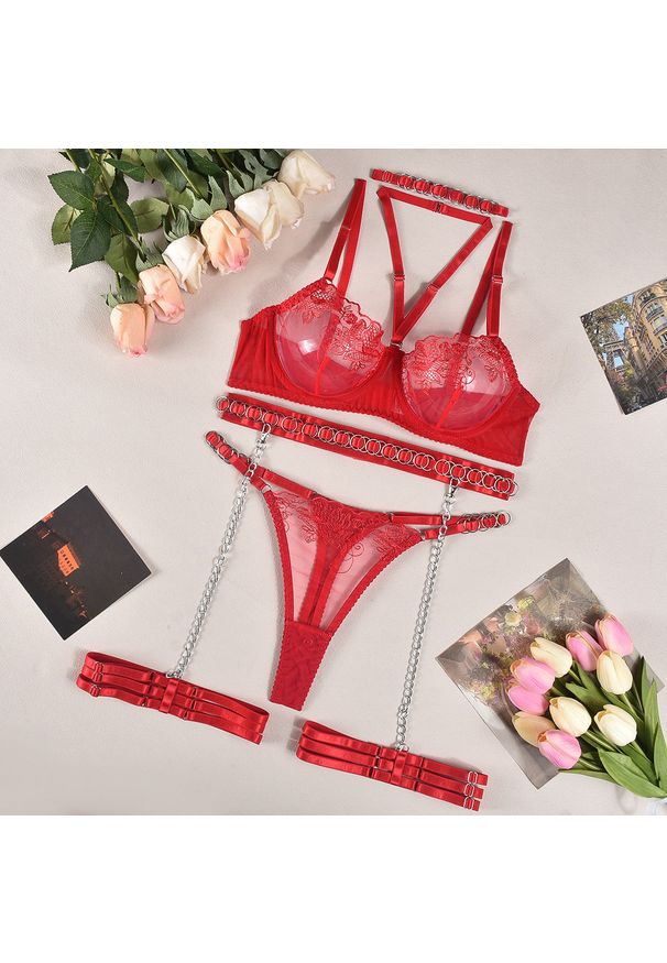 Intica - Zestaw bielizny z haftem i łańcuszkami na specjalne okazje August. Kolor: czerwony. Materiał: materiał. Wzór: haft