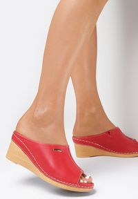 Born2be - Czerwone Klapki Cosmeos. Nosek buta: otwarty. Kolor: czerwony. Materiał: skóra. Wzór: aplikacja. Obcas: na koturnie. Styl: boho #3