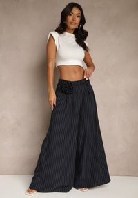 Renee - Granatowe Spodnie Palazzo High Waist Ozdobione Broszką Kwiatem Folassea. Stan: podwyższony. Kolor: niebieski. Wzór: aplikacja, kwiaty