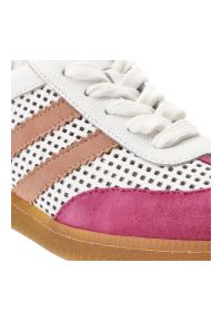 Sneakersy damskie Armodo, cholewka ze skóry naturalnej zamszowej z perforowanymi panelami klasyczne sznurowanie niska stabilna podeszwa zapewniająca. Okazja: na co dzień. Zapięcie: sznurówki. Kolor: biały. Materiał: zamsz, skóra. Szerokość cholewki: normalna. Wzór: ażurowy, kolorowy. Styl: klasyczny #7