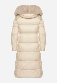 Born2be - Beżowa Długa Kurtka Puchowa z Pikowanymi Przeszyciami i Kapturem z Futrem Zevea. Okazja: na spacer, na co dzień. Kolor: beżowy. Materiał: futro, puch. Długość: długie. Styl: casual, elegancki #2