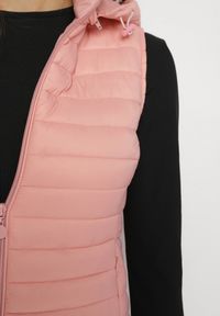 Born2be - Różowa Pikowana Kamizelka na Suwak z Kieszeniami i Odpinanym Kapturem Arsalna. Okazja: na co dzień. Typ kołnierza: golf. Kolor: różowy. Materiał: jeans. Styl: klasyczny, elegancki, casual #6