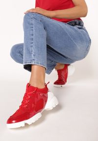 Born2be - Czerwone Sneakersy Bathaphaura. Nosek buta: okrągły. Zapięcie: bez zapięcia. Kolor: czerwony. Materiał: materiał, softshell. Szerokość cholewki: normalna. Wzór: aplikacja #1