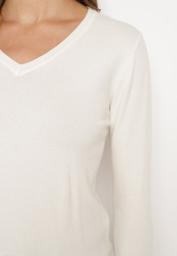 Born2be - Jasnobeżowy Klasyczny Sweter z Dodatkiem Bawełny i Wiskozy z Dekoltem w Serek Miabellea. Okazja: na co dzień. Typ kołnierza: dekolt w serek. Kolekcja: plus size. Kolor: beżowy. Materiał: wiskoza, bawełna. Styl: klasyczny
