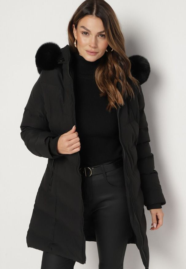 Born2be - Czarna Kurtka Pikowana z Odpinanym Futerkiem i Kapturem Taivin. Okazja: na co dzień. Typ kołnierza: golf. Kolor: czarny. Materiał: futro. Styl: elegancki, casual