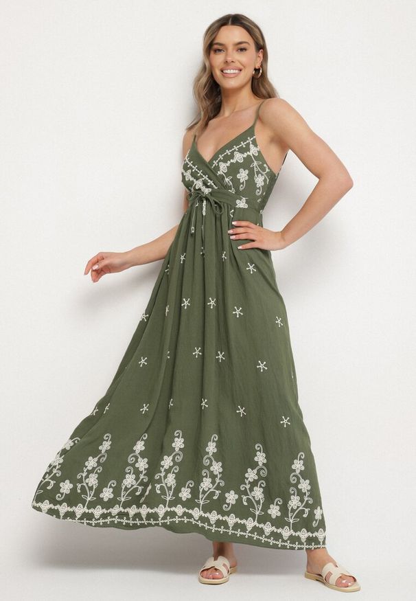Born2be - Zielona Sukienka z Wiskozy Ozdobiona Haftami Lunireia. Okazja: na co dzień. Typ kołnierza: dekolt w kształcie V. Kolor: zielony. Materiał: wiskoza. Długość rękawa: na ramiączkach. Wzór: aplikacja, haft. Typ sukienki: proste. Styl: casual
