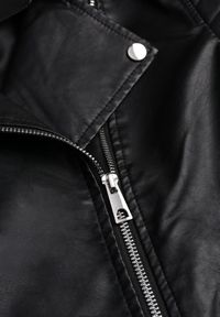 Renee - Czarna Motocyklowa Kurtka o Fasonie Ramoneski Chivi. Okazja: na co dzień. Kolor: czarny. Materiał: poliester, jeans, skóra, koronka. Styl: casual, klasyczny, rockowy #8