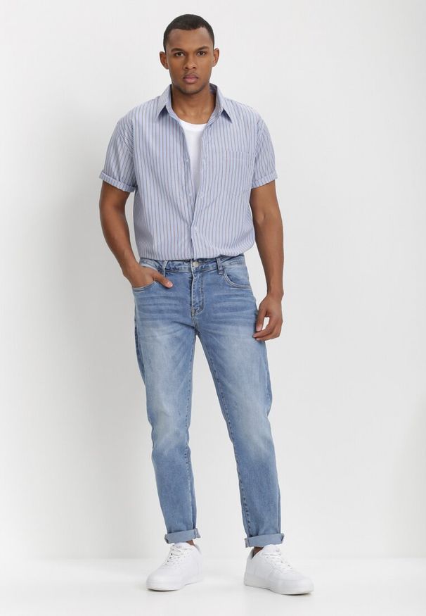 Born2be - Niebiesko-Brązowa Koszula Theisine. Okazja: na co dzień. Kolor: niebieski. Materiał: materiał, jeans, tkanina. Długość rękawa: krótki rękaw. Długość: krótkie. Wzór: paski. Styl: casual, klasyczny