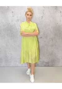 EMMA & GAIA - Zielona zwiewna sukienka. Kolor: zielony. Materiał: wiskoza. Sezon: lato. Typ sukienki: sportowe, asymetryczne. Styl: sportowy #1