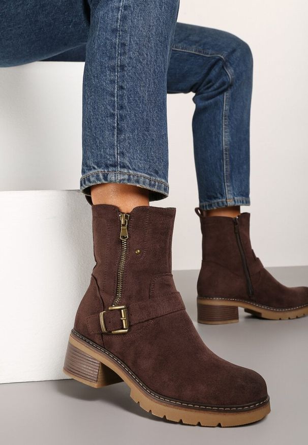 Born2be - Brązowe Płaskie Botki Ozdobione Suwakiem i Klamrą Pinnatra. Okazja: na co dzień. Zapięcie: klamry. Kolor: brązowy. Materiał: jeans. Wzór: aplikacja. Styl: wizytowy, klasyczny, elegancki, casual
