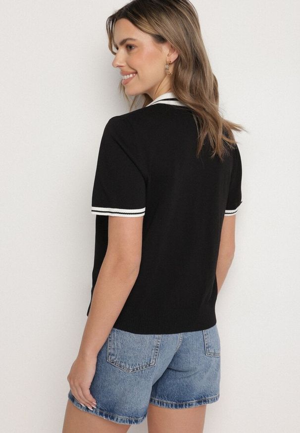 Born2be - Czarna Dzianinowa Bluzka Polo z Wiskozą z Krótkim Rękawem i Aplikacją Adezena. Okazja: do pracy, na co dzień, na spotkanie biznesowe. Typ kołnierza: polo. Kolor: czarny. Materiał: wiskoza, dzianina. Długość rękawa: krótki rękaw. Długość: krótkie. Wzór: aplikacja. Styl: elegancki, biznesowy, casual