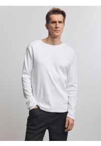 Reserved - Longsleeve slim fit w prążek - biały. Kolor: biały. Materiał: dzianina, bawełna. Długość rękawa: długi rękaw. Wzór: prążki