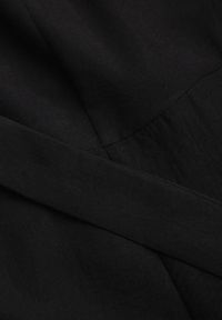 Renee - Czarny Kombinezon z Wiskozy z Szerokimi Nogawkami z Gumką w Pasie i Materiałowym Paskiem Acladia. Kolor: czarny. Materiał: materiał, wiskoza. Styl: wizytowy, elegancki #5