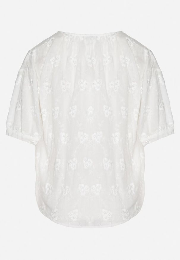 Born2be - Biała Bawełniana Koszula o Krótkim Kroju z Krótkim Rękawem Zdobiona Haftem Zevaline. Okazja: na co dzień. Kolor: biały. Materiał: bawełna. Długość rękawa: krótki rękaw. Długość: krótkie. Wzór: aplikacja, haft. Sezon: wiosna, lato. Styl: casual, elegancki, klasyczny