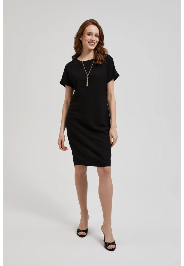 MOODO - Gładka sukienka z krótkimi rękawami czarna. Kolor: czarny. Długość rękawa: krótki rękaw. Wzór: gładki