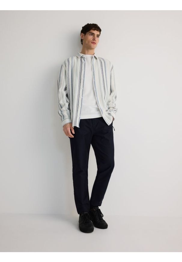 Reserved - Spodnie jogger z lyocellem - granatowy. Kolor: niebieski. Materiał: tkanina, bawełna