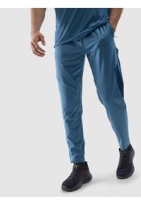 4f - Spodnie treningowe szybkoschnące męskie - niebieskie. Kolor: niebieski. Materiał: dzianina, włókno, materiał, elastan, syntetyk. Wzór: ze splotem. Sport: fitness